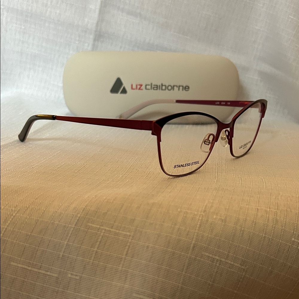 Liz Claiborne L476 Eyeglasses
02OW-00 - SHDVIOLET